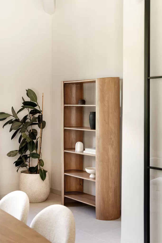 Estantería alta de madera para decorar estudio 20 metros aprovechando la verticalidad
