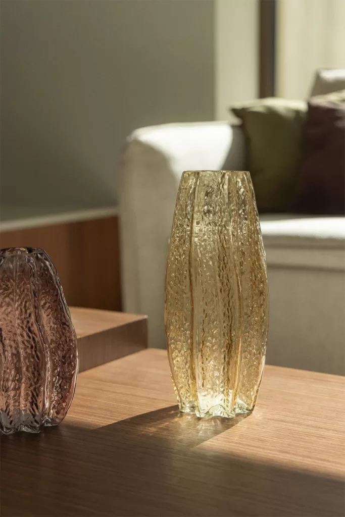 Jarrones de vidrio sobre mesa de madera, Decorar escaleras estrechas: (5 ideas para un paso sofisticado)