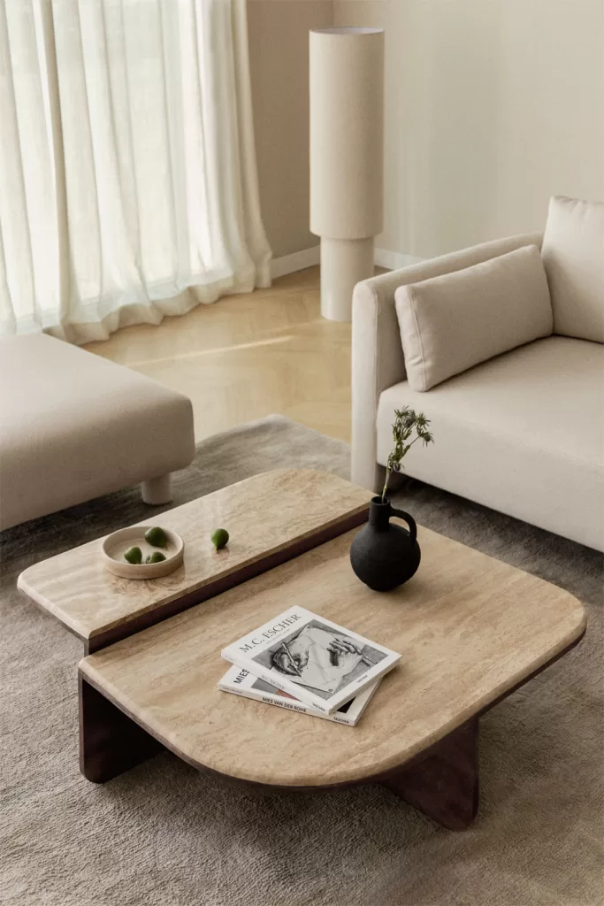 Mesa de centro de madera clara y sofá beige en salones marrones y beige con acentos metálicos