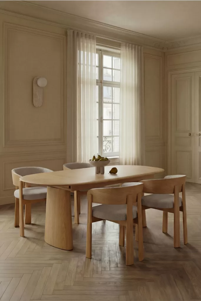 Como decorar um loft com mesa de madeira oval e cadeiras estofadas numa sala de jantar de tons neutros