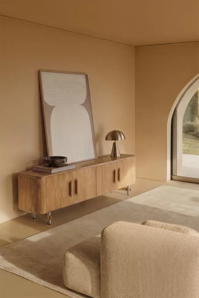 Aparador de madera y puf bouclé para decorar estudio 20 metros con muebles de silueta ligera