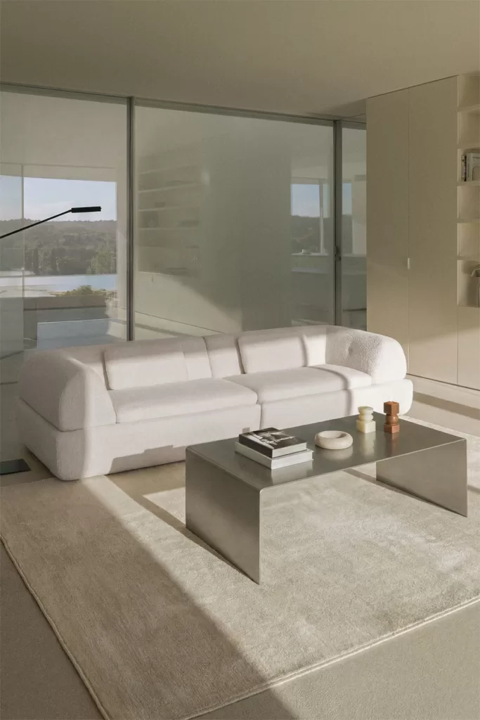 Sofá blanco modular para decorar estudio 20 metros con zonificación invisible y luz natural