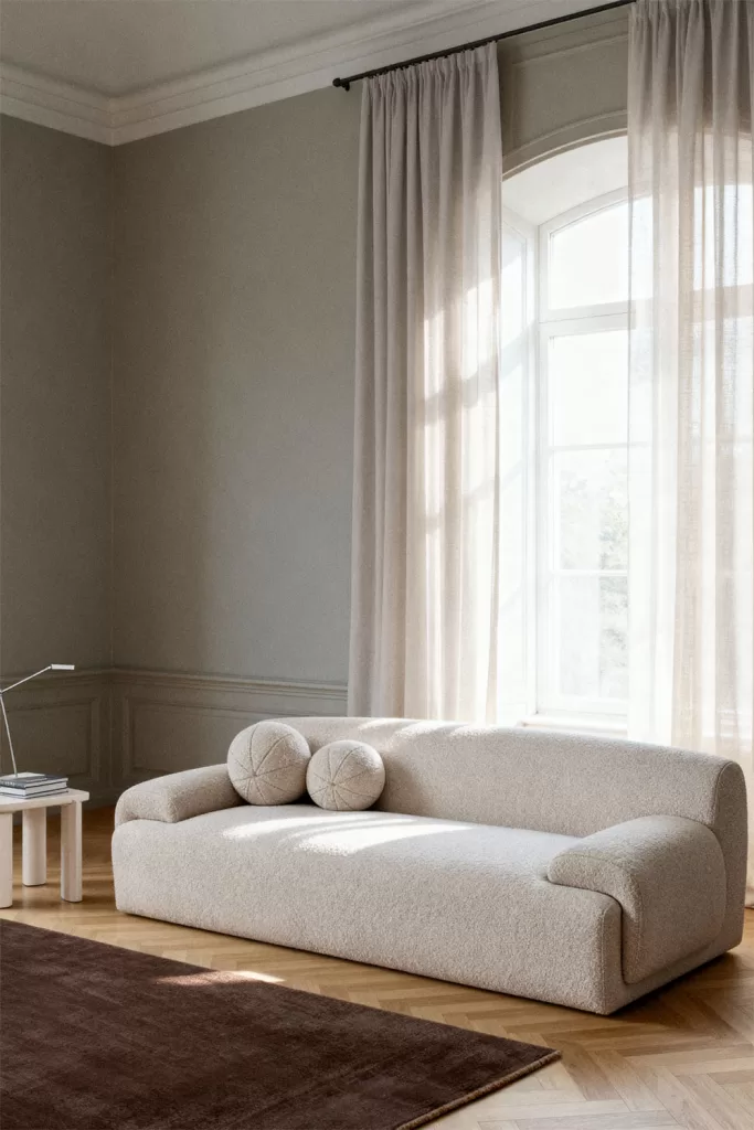 Sofá bouclé beige con cortinas claras para salones marrones y beige con capas de tejidos