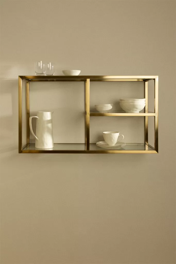 Decorar cocina pequeña con estante de pared metálico dorado para vajilla blanca y almacenaje vertical