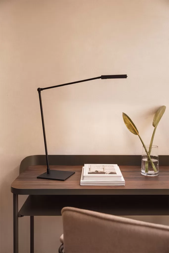 Lámpara negra de escritorio para postura correcta ordenador con mesa de madera y luz dirigida contra la fatiga