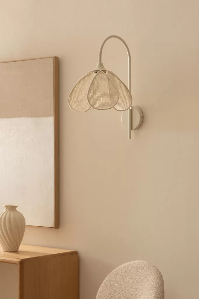 Aplique de pared de mimbre sobre mueble de madera para Iluminar un salón con luz indirecta y textura natural