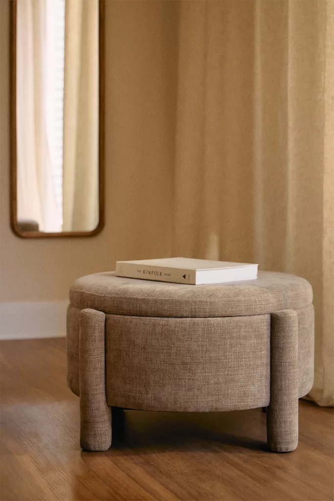 Puff reposapiés beige para postura correcta ordenador junto a espejo, ideal para apoyar pies en oficina en casa